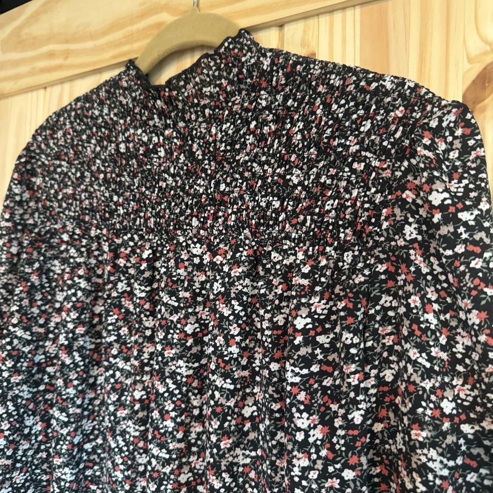 Black Floral Long Sleeve Smocked Women's Top size Large - Picture 7 of 8